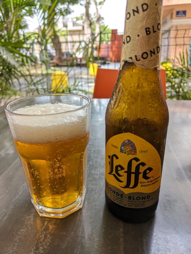 そこからビール。ローカルビールはフランスとかベルギーとか、あるいはカリブローカルのCARIBしかなさそう。こちらはLeffe Blondeでベルギーだね。