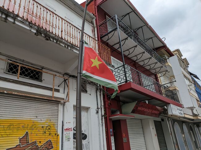 これがグアドループの旗ですかね。<br /><br />まぁ見るものは見たかな。<br />結局日曜日だとどこもやってない典型的フランス圏な感じでした。