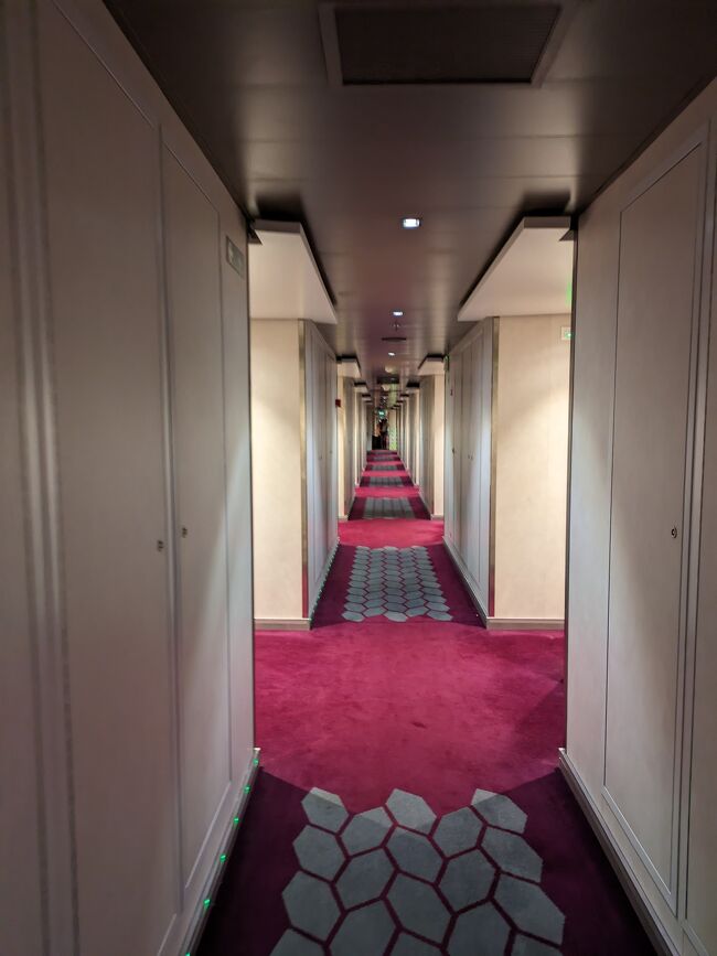 船の廊下。これが長いけれど何日かいると慣れてしまう。
