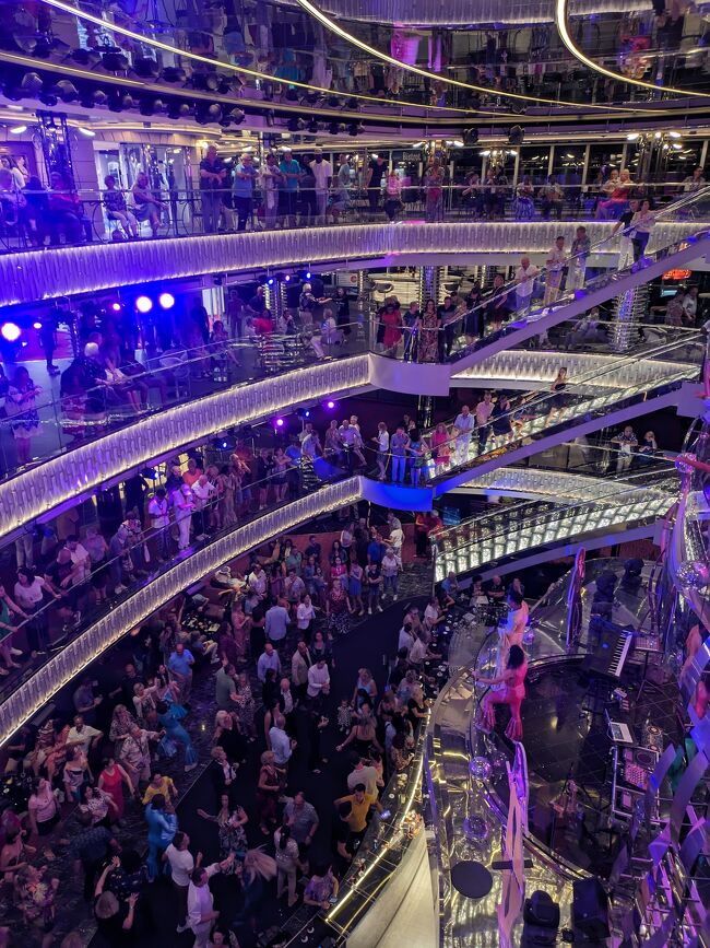 その後シャワーとか、ジム行ってストレッチしたり腹筋したり。<br />ホールでABBAナイトだというからちらっと見に行ったらすごいことになってた。<br />大合唱でノリッノリダンス、ディスコみたいになってた。<br />クルーズスタッフたちもつなぎ衣装着て盛り上げてて、えらいなーと。<br />その中で粛々とドリンクを作るバースタッフもすごい。<br /><br />クルーズは始まったばかり。<br />続く。