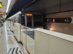 赤坂駅16:07発の福岡市地下鉄空港線で、福岡空港駅まで乗車します。