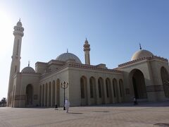 最初に、アハマド・アル・ファティフ・モスクを訪れます。
バーレーンのグランドモスクです。