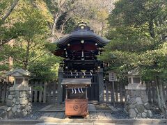 境内の中にある白旗神社。
ふだんはスルーしてしまうことが多いですがこちらにもお詣りします。
本殿のような華やかさはないですが、黒塗りに金のササリンドウが素敵です。
ササリンドウは源の家紋と言われていて、鎌倉の市章になってます。