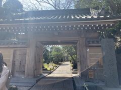 さらに歩いて報国寺にきました。
鎌倉でミシュラングリーンガイドで三つ星になってるのがここ報国寺と北鎌倉の東慶寺らしいです。