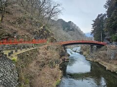 そう、神橋が架かっているところです。
若いカップルやアジア系の外国人の皆さんがお団子などに顔を寄せて写真撮影などをしております。

最近国内にしか行っていないな。
そろそろどこか外国に行って、異邦人気分を味わうのも良いかもな。

そうだ。
パスポートの期限も切れているから、まずはパスポートを取得したうえで、台湾でも行こうかなあ。
お粥と夜市と・・・よくわからないけどサイゼリヤと本屋さんに行ってみたいな。
あと、もちろん鉄道ね。
今調べたら、メインの環状線のほかに森林鉄道が一本と、他盲腸線が3本ほど。

・・・獲れる。
獲れるね台湾っ・・・・・・！！！