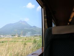 列車は多くの乗客を乗せて由布岳の麓へ。
先ほどは阿蘇を眺めていたと思うと、今日は山三昧だな～と勝手に思うところです(笑)

途中駅ですれ違う特急「ゆふいんの森」は満員のご盛況。
次こそはあっちに乗ってやる・・・と心の中で誓ったのでした。。。