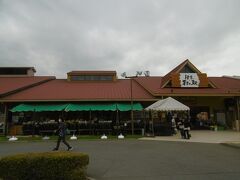 「伊豆　村の駅」

かなり大規模なS/Cで、海産物や野菜、おみやげを売る店が
集まっています。
