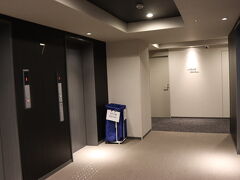 新大阪駅から徒歩でホテルへ

スマイルホテル新大阪に2泊しました

エレベーターが3基あり、待ち時間も少なくて便利でした