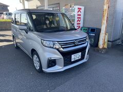 早速レンタカー屋へ。今回借りたのはタイムズレンタカー。以前鹿児島はレンタカーが安かった上に、県のレンタカー代補助キャンペーンなども行われていましたが、もうほぼ全国水準の料金に戻っていました。
手続きをして、あてがわれたのはスズキソリオ。初めて乗る車かな？
メーターが真ん中にある、ちょっと好みではないタイプの車でした。
