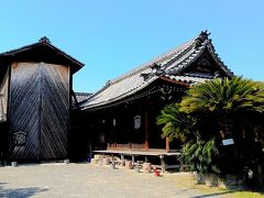 しばらく歩くと、山車の庫を擁する寺社に 辿り着きました。毘沙門堂です。。