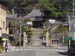 岡田の集落を見守るようにして建っていたのは、慈雲寺の観音堂。創建は1350年で、岡田地区 最古の建物です。最後に この厳かな寺院を眺めながら、当地を後にするとします。。