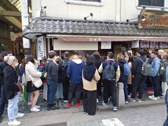 高速餅つきで世界的に有名になった中谷堂さんの見学者です。警備員が複数いるのには驚きました。
1時間に1回程度の餅つきが、着いて5分で見れたのは幸運でした。

私は「Youは何しに日本へ」で高速餅つきを知りました。
たしかドイツの人だったと思いますが、餅にはまったので本場の日本に来て、東京からヒッチハイクで奈良を目指します。最初に乗せた人が、美味しい餅をご馳走しますよということで東名の海老名サービスエリアで雪見大福をご馳走したのです。これは面白いし、これはこれで美味しいと満足してました。次に、どこだったか、餅入りのお好み焼きだったかもんじゃ焼きにご満悦でした。京都で乗せた人は宇治で抹茶入りのお餅をご馳走して大満足。この際ついでだからと奈良まで乗せてあげて中谷堂さんまで行き、実演を見てから食べてみたら美味しくて、ドイツから来た甲斐があったという話です。最近再放送で2回目見ました。
