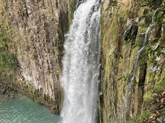 朝ごはん後、人吉市内から10分余り走ったところにある鹿目の滝へ。観瀑台は車が3台ほど停められるスペースから階段を降りたところにあります。本当はいけないのだろうけど脇から滝の上部が間近に見られます。
鹿目の滝は雌雄ありますが、こちらは雄滝。