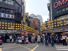 基隆廟口夜市まで来ました。
先ほどの広場（駅やバスターミナルがある場所）から5分くらい歩いたところにあります。
夜市と銘打っていますが、昼からやっている夜市です。
なのでここは結構人が多いです。道も狭いです。
・・・と、来てみたものの、先ほどの朝食から全く腹が減っていないのと、海鮮中心なのがちょっと怖いのでここはスルー。