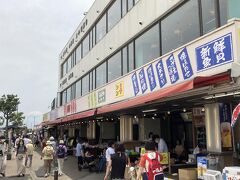 大きなお店の貝作です。
1階は、はまぐり・さざえ・イカ等の磯焼き、2階は各種どんぶり等の魚介を提供しているそうです。

江ノ島の玄関口にあるためか、私達も焼く匂いや、店先の海産物を見ていると、吸い込まれるように、早くしらすが食べたくなってきました。