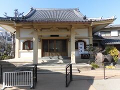 長命寺本堂。有名な桜餅屋さんは境内から隅田川土手に上がった場所です。