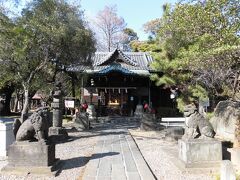 三囲神社の本殿です。三越との縁が深いので、境内にはライオン像も置かれていました