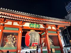 夜の浅草寺ははじめてです。
天気が回復して良かった！これ雨だったら断念していたと思います。