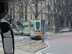 2024年 3月8日(金)　２日目後半
14:00、ミラノの「スフォルツェスコ城」からジェノバに向けてバスは出発しました。あんなカラーのトラムもある。　