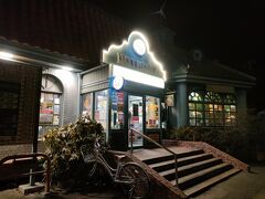 続いては電話で予約注文してからラッキーピエロへ。
バーガーは昨日食べたので、今日はピザと焼きそばをチョイス。
すっかり暗くなってしまいました。