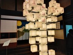 大原美術館とは倉敷川をはさんで向かい側にある語らい座大原本邸（旧大原家住宅）へ。国の重要文化財に指定されている邸宅内に、大原家に関するさまざまな展示があります。