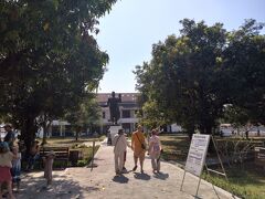 王宮博物館
奥に見える銅像はラオス独立宣言をしたシー・サワンウォン国王。
入場料30k≒270円

