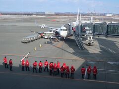新千歳空港に到着すると赤い制服を着た人が機外で待機をしていました

何だろうと見ていると、機内清掃をする担当の方々だったんです