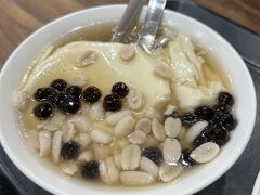 デザートはすぐ近くの古早味豆花で豆花をいただきました
孤独のグルメの五郎さんも訪れたお店ですね
素朴な薄味の優しーいお味でした
タピオカ美味しい