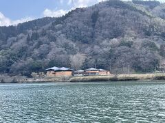 9:53発城崎温泉駅の各停で一駅乗ると玄武洞駅に着きます。城崎温泉から玄武洞に行くには①タクシーで行く(円山川には路線バスが渡れないような橋しかありません)②JR玄武洞駅から円山川を渡船で渡るしか方法はありません。②の方法で玄武洞に向かいます。対岸の建物は玄武洞ミュージアムです。