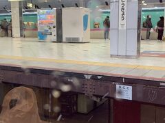 3月8日 
東京駅は雪
寒い朝、早起きして新幹線ひかりで出発