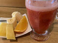 お参りのあとは
前回伺って再訪したかった
ニワフルーツさんへ
食後のデザートに
今が旬のいちごジュースいただきました
フルーツ付きで500円
美味しかった～ごちそうさまでした