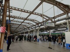 　横浜駅で横須賀線に乗り換え。JREポイントが潤沢にあるので、グリーン券を確保しておきました。
　次の横須賀線は１１両と案内されていたのに、列車が入って来たところで「本日は１５両に変更」とアナウンス。グリーン車の位置が盛大にずれ、４両分走りました。
