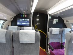 　ここまで、どの駅でも同じ騒動があったようで、２両のグリーン車のうち横須賀側だけが混雑。空いている東京側の２階席をゲットしました。
　新型のE235系で、落ち着いた内装が好ましいです。
