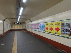 　地下トンネルを抜けた錦糸町で、総武線に乗り換え。千葉方には改札につながらない、乗り換え専用通路がひっそりと存在していました。
　昼夜問わずに人が多い錦糸町の、エアポケットのような空間です。
