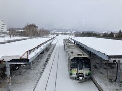 ９時、富良野駅到着。駅には事前に予約しておいたレンタルスキー屋さんが迎えに来てくれていた。いつもの北野峰目の前のレンタルショップは最近混みすぎなのと、ここはステラに紹介してもらい、こちらのほうが安くて送迎がついているのでここにした。大人4,400円、子供3,200円。

https://waves-active.studio.site/
