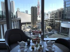 東京・麻布台『JANU TOKYO』5F
【Janu Lounge ＆ Garden Terrace】

『ジャヌ東京』のラウンジ【ジャヌ ラウンジ＆ガーデンテラス】の
アフタヌーンティーセットの写真。

麻布台ヒルズのガーデンエリアを見下ろしながらいただきますw

◆ JANU TOKYO AFTERNOON TEA　9,200円×2

高級なアフタヌーンティーセットです(*ﾉωﾉ)
しかし、私はイギリス・ロンドンではるかに上をいく超高級なものを
いただきました汗　忙しくて途中までしかブログを作っていませんが↓

<ANAファーストクラスで行く最新ロンドン★羽田空港第3ターミナル
110番ゲート付近の『ANAスイートラウンジ』【DINING h
（ダイニングh）】がなくなり「SUITE DINING」に！オーダー制
フード『Wロンドン』『ウェストミンスター寺院』『大英博物館』
『バッキンガム宮殿』『タワーブリッジ』『ロンドン・アイ』
市場『レドンホール・マーケット』＆『コヴェント・ガーデン』>

https://4travel.jp/travelogue/11834481

<ANAファーストクラスで行くイギリス ① 羽田空港第3ターミナル
（国際線）のラウンジ巡り♪『TIATラウンジ』『スカイラウンジ』
高級ブランド免税店>

https://4travel.jp/travelogue/11841207

<ANAファーストクラスで行くイギリス ② 羽田空港第3ターミナル
（国際線）のラウンジ巡り♪新設ラウンジ情報も！
110番ゲート付近にあるファーストクラスのラウンジ
『ANAスイートラウンジ』＆『ANAラウンジ』、
114番ゲート付近にある『ANAラウンジ』のフード＆ドリンク★
お寿司もいただきます♪>

https://4travel.jp/travelogue/11842366

<ANAファーストクラスで行くイギリス ③ 競争率の激しい
特典航空券獲得！東京・羽田空港－ロンドン・ヒースロー国際空港間の
NH211便（ボーイング777-300ER）ANAファーストクラス
「THE Suite」搭乗記☆
「KRUG（クリュッグ）」を含めて3種類のシャンパンを飲み比べ♪
機内アメニティ、機内食＆アルコール類>

https://4travel.jp/travelogue/11844025

<ANAファーストクラスで行くイギリス ④ ロンドン・ヒースロー空港
ターミナル2にある「ヴィトン」や「グッチ」などの高級ブランド店＆
免税店＆高級デパート『ハロッズ』★ANAスターアライアンスゴールド
カード＆プライオリティパスで入れるラウンジ巡り♪
ルフトハンザドイツ航空のラウンジ『ルフトハンザセネターラウンジ』
『ビジネスラウンジ』>

https://4travel.jp/travelogue/11846968

<ANAファーストクラスで行くイギリス ⑤ ロンドン・ヒースロー空港
ターミナル2にあるユナイテッド航空『ユナイテッド クラブ ラウンジ』
シンガポール航空『シルバークリスラウンジ』エアカナダ航空
『メープルリーフラウンジ』のフード＆アルコールなどのドリンク>

https://4travel.jp/travelogue/11850695

<ANAファーストクラスで行くイギリス ⑥ ロンドン・ヒースロー空港ー
ドイツ・ミュンヘン空港間ルフトハンザドイツ航空（LH2479便）
ビジネスクラス搭乗記♪機内食★『ミュンヘン・フランツ・ヨーゼフ・
シュトラウス空港』の免税店などのショップやカフェ、レストラン、
ルフトハンザドイツ航空のファーストクラスラウンジ『ルフトハンザ
セネターラウンジ』ルフトハンザドイツ航空のビジネスクラスラウンジ
『ルフトハンザ ビジネスラウンジ』>

https://4travel.jp/travelogue/11852459

<ANAファーストクラスで行くイギリス ⑦ 羽田空港へ（帰国編）
ANA特典航空券でドイツ・ミュンヘン国際空港－大阪・関西国際空港間
のルフトハンザドイツ航空LH742便ビジネスクラス搭乗記★機内食>

https://4travel.jp/travelogue/11858020

<ANAファーストクラスで行くイギリス ⑧ 2023年冬、関西国際空港に
新国際線エリアがオープン！
2023年9月からプライオリティ・パスでも入れるラウンジ
『KIXエアポート カフェラウンジ NODOKA（のどか）』、
【ジャパン トラベリング レストラン バイ ぼてぢゅう】
【ぼてぢゅう1946】PPでお得に飲食！
2022年10月にオープンしたANAとJAL共有の航空会社ラウンジ
『ラウンジKANSAI』
大阪・関西国際空港－東京・羽田空港間全日空NH98便搭乗記★>

https://4travel.jp/travelogue/11859355