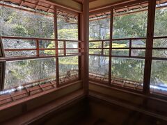 旧竹林院はかつて延暦寺の中でも格式の高い寺院で庭園は国指定の名勝と知られています。紅葉の季節は大勢の観光客が訪れ、漆塗りの座卓に映った庭園をリフレクション撮影して楽しまれているそうです。