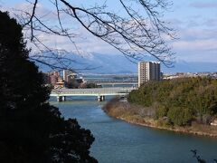 琵琶湖には４００本以上の河川が流れ込んで水を湛えていますが、流れ出るのは瀬田川の一本だけ。下流に下って淀川として大阪の飲料水などとして利用されています。
「琵琶湖の水、止めたろか」という滋賀県人のブラックジョークは知られるところです。