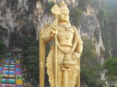 8:30にバスで出発し、バトゥ洞窟に到着。
巨大なムルガン像が立っています。ムルガンはヒンズー教の主神シヴァ神の長男です。
ムルガン像の背後の山は石灰岩で、鍾乳洞があります。
鍾乳洞の中にムルガンが祀られています。