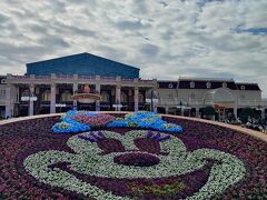 ミニーちゃんの花壇可愛い
入園してすぐに40周年プライオリティ・パスを見たら、スペースマウンテンのパスが残っていたのでゲット
美女と野獣のプレミアアクセスは売り切れていました