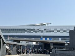 敦賀駅。人でいっぱいです。
駅が舟の形で特徴があるのと、大きいです。