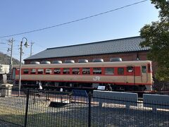 赤レンガの中は、お食事ができる店が入ってました。