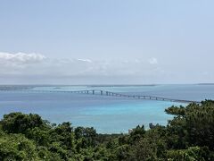 伊良部島の高台、牧山展望台から大橋を望む。