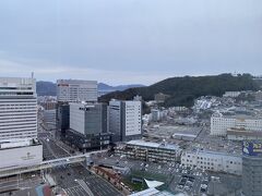 シェラトン広島の16階からの景色。駅ビューです。
天気は良さそう。