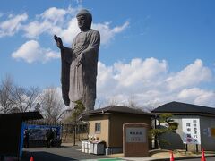 旅の最後は牛久大仏を見に行きました。

ここで牛久大仏と同じポージングをした両親を撮りました。