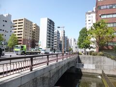 清平橋から南へ行ったところ、大横川親水公園に架かる橋です。現座の橋は３０年程前に建てられたものです。