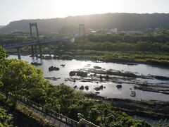 通りの端まで行くと大渓に到着。ここから公園を下っていきます。
台北市内より空気がいいので気持ちいい。
気温も日本より暖かいので薄手の羽織で十分でした。