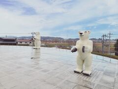 スタバから3分くらい歩くと富山県美術館がありますが休館日でした。

ガーン！と思っていましたが写真を撮りたいと思っていた白熊くんは外にいたので無事一緒に写真が撮れました。

誰もいなくてゆっくりできたので逆に良かったです。