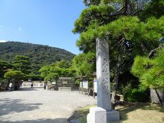 特別名勝【栗林公園】へやって来ました。
国の特別名勝に指定されている栗林公園は、広さは東京ドーム3.5個分、約16.2haもあり文化財庭園の中では最大の広さです。

緑深い紫雲山を背景に６っの池と13の築山で構成され、400年近い歴史を持つ江戸初期の回遊式大名庭園です。

※特別名勝→国が文化財保護法で指定した名勝のうち特に価値の高さが認
　　　　　　められたもの。国宝と同格。全国に36件です。
※回遊式大名庭園→中心の池泉を回りながら観賞する庭園