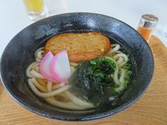 わたしは～
うどん県最後のご飯はうどん屋さんが良かったな。
でも流石のうどん県、ファミレス風レストランのおうどんも美味しかったです♪
◆ じゃこ天うどん　880円
